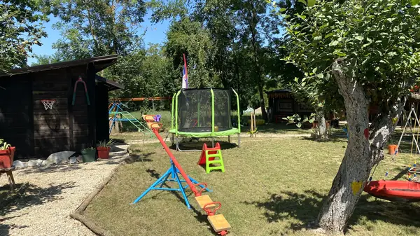 Dvorište Denić Raja u Obrvi sa trampolinom i dečjim igralištem