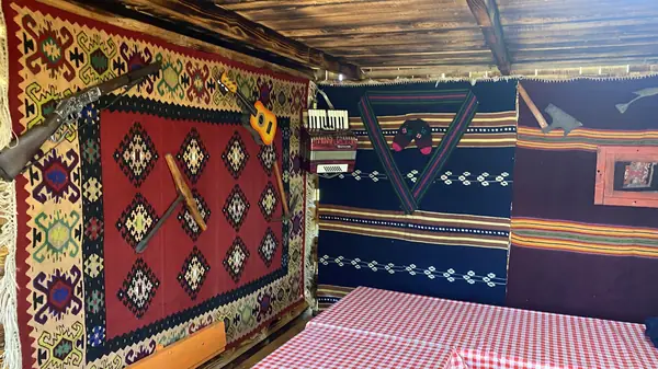 Tradicionalni ćilimi na zidovima enterijera Denić Raja