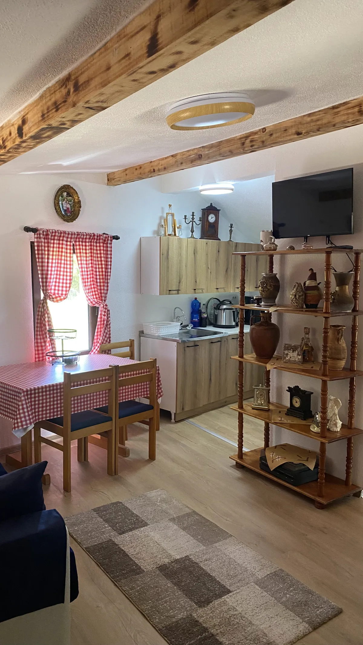 Unutrašnjost smeštaja sa kuhinjom i trpezarijskim stolom