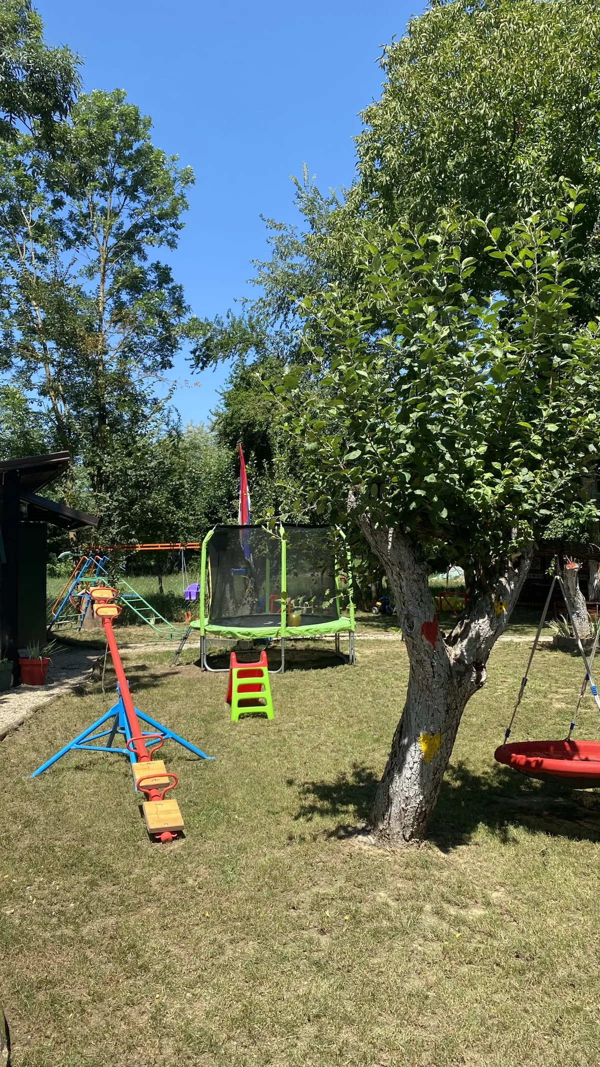 Pogled odozgo na dvorište sa trampolinom i toboganom