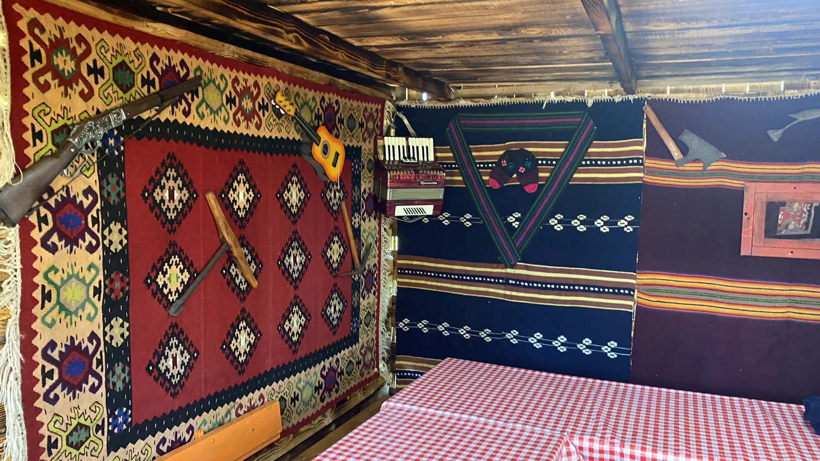 Tradicionalni ćilimi na zidovima enterijera Denić Raja
